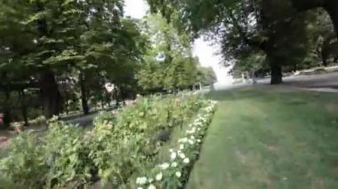 Polonya 'nın Warsaw azienki parkında birinci şahıs görüşlü bir FPV uçuşu, parkların yemyeşil, ağaçların çizdiği patikalar ve sakin atmosferi gösteriyor. Video parka benzersiz bir bakış açısı sağlıyor.