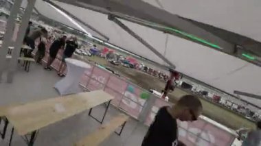 2022 yılında Polonya 'nın Opole kentinde düzenlenen Ana Kamyon Fuarı' nda yarı kamyon, çöp kamyonları ve itfaiye araçları da dahil olmak üzere çeşitli kamyonlar yer aldı. Yiyecek, içecek satan çeşitli satıcılar da vardı.