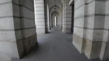 Polonya 'nın tarihi Varşova şehir merkezi üzerinden birinci şahıs görüşü. Video, Royal Castle, Old Town Square ve Varşova da dahil olmak üzere şehirlerin güzel mimarisini sergiliyor.