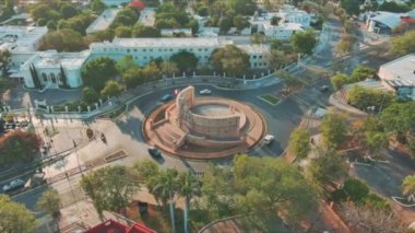 Video, San Juan, Porto Riko şehrinin hava görüntüsüyle açılıyor. Kamera 16. yüzyıl İspanyol kalesi Castillo San Felipe del Morro 'yu gözler önüne seriyor. Kale bir...