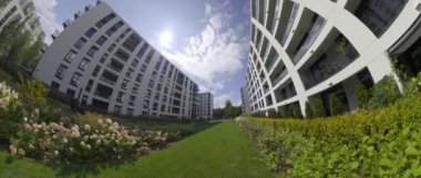 Bu modern bir apartman kompleksinin çarpıcı bir görsel turu. Geniş açı mercek binaların ihtişamını yansıtırken, balık gözü merceği de yemyeşil merceğe benzersiz bir bakış açısı kazandırıyor.