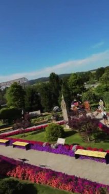 Miniatur Wunderland, Almanya 'nın Hamburg şehrinde bulunan dünyanın en büyük model demiryoludur. Sergide İsviçre Alpleri, bir İskandinav köyü ve bir model de dahil olmak üzere çeşitli minyatür manzaralar yer almaktadır.