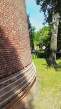 Bu büyüleyici video sizi muhteşem bir tarihi tuğla su kulesi etrafında detaylı bir yolculuğa çıkarıyor, görsel olarak çarpıcı ve bilgilendirici bir deneyim sağlıyor. Benzersiz kulelere hayran kal.