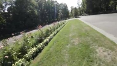 Polonya 'nın Varşova kentindeki bir parktan geçen birinci şahıs görüntüsü. Video, parkta uçan bir dronun perspektifinden çekildi ve parkların birçok özelliğinin benzersiz bir görüntüsünü sağlıyor.