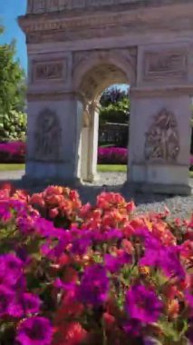 Bu video sizi canlı çiçekler ve ikonik binalarla dolu çarpıcı bir minyatür dünyaya götürüyor. Eyfel Kulesi 'ni, Big Ben' i ve birçok ünlü simgeyi göreceksiniz.