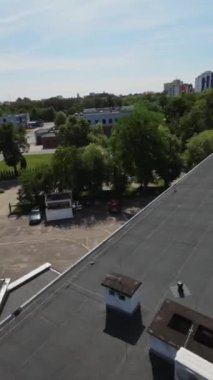 Polonya 'nın Gdynia kentindeki bu büyüleyici hava turu, şehrin en ikonik simgelerini ve gizli mücevherlerini kuş bakışı görmemizi sağlıyor. Şehir merkezinin tarihi binalarından modern mimariye kadar.