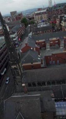 Bu büyüleyici video Sheffield, İngiltere 'nin nefes kesici kuş bakışı görüntüsünü sunuyor. Bir İHA 'dan çekilen görüntülerde şehirler göz kamaştırıcı bir siluet sergiliyor. Buna ikonik Barış Bahçeleri, Belediye Binası ve