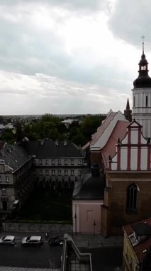 Ukrayna 'nın tarihi merkezi Lviv' e nefes kesici bir drone bakışı. Video, şehrin ikonik simgelerinin çarpıcı hava görüntülerini içeriyor. Buna Lviv High Castle, Rynok Meydanı da dahil.