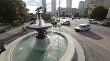 Bu video, Polonya 'nın Varşova kentindeki bir parkta yürüyüşün birinci şahıs perspektifi. Video fıskiyede başlıyor ve sonra çevreyi göstermek için dönüyor. Ağaçlar, çalılar ve...