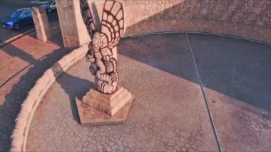 Video, Meksika 'nın Yucatan Yarımadası' ndaki Uxmal Maya harabelerinin havadan görüntüsünü sağlıyor. Videonun ana odak noktası El Adivino Piramidi, büyük, basamaklı bir piramit,