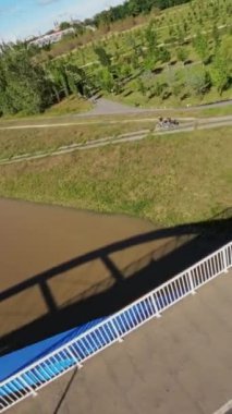 Bu nehir boyunca huzurlu bir yürüyüş. Video rahatlatıcı ve keyifli ve günlük hayatın koşuşturmacalarından kaçmak için harika bir yol. Manzara çok güzel, ve ses...