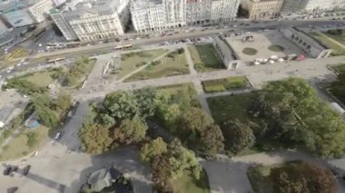 Bu hava görüntülerinde Varşova, Polands 'ın başkenti, canlı kent manzarasını kuş bakışı gösteriyor. Videoda Kültür ve Bilim Sarayı gibi önemli yapılar yer alıyor.