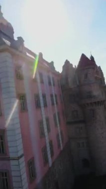 Hayal gücünün sınır tanımadığı Legoland 'ın büyüleyici dünyasına dalın. Büyüleyici bir yolculukta bize katılın bu olağanüstü minyatür parkta, ikonik simgeler ve sevilen