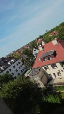 Bu nefes kesici insansız hava aracı görüntüsü sizi şehir dışındaki bir yolculuğa çıkarıyor ve şehir hayatına benzersiz bir bakış açısı sunuyor. Kalabalık sokaklardan, sessiz mahallelere kadar bütün şehri göreceksin.