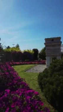 Sizi daha önce hiç görülmemiş bir minyatür dünyada nefes kesici bir yolculuğa çıkarırken hayrete düşmeye hazır olun. Videomuzda inanılmaz detaylı minyatür kalelerin çarpıcı görüntüleri var.