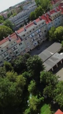 Video, Polands 'ın başkenti ve en büyük şehri olan Varşova' nın nefes kesici hava görüntüsüyle başlıyor. Canlı şehir manzarası, tarihi ve modern mimarinin bir karışımı ile karakterize edilir.