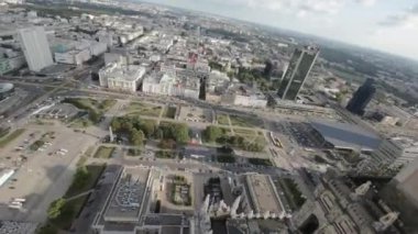 Polonya, Varşova 'nın bu çarpıcı insansız hava aracı görüntüleri şehrin enerjisini eşsiz bir perspektiften yakalıyor. Video, Kültür ve Kültür Sarayı da dahil olmak üzere şehrin sembolik simgelerini sergiliyor.