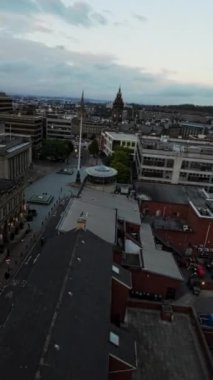 Bu video, Sheffield Şehir Merkezi sokaklarında huzurlu ve rahatlatıcı bir yolculuk. Belediyenin ve çevrenin manzarasıyla başlıyor. Kamera sokak seviyesine iniyor.