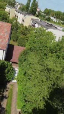 Bu büyüleyici hava turu, çeşitli mimari tarzları ve yeşil alanların bolluğu hakkında benzersiz bir perspektif sunarak, şehirlerin yerleşim yerlerini kuş bakışı görme olanağı sağlıyor. Kimden