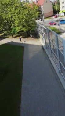 Bu nefes kesici drone görüntüsü sizi canlı bir şehre götürüyor. Parktan başlayarak, insansız hava aracı yoğun caddelerde süzülüyor, günlük hayatın koşuşturmasını yakalıyor. Tanıklık edeceksin.
