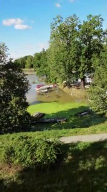 Bu, nehir kenarındaki yürüyüşün huzurlu ve rahatlatıcı bir videosu. Yeşiller yemyeşil ağaçlar ve akan suyun yumuşak sesi stresten kurtulmana yardım edecek ve endişelerini unutmanı sağlayacak..