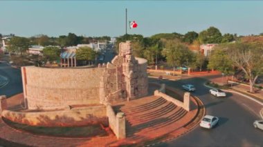 Uxmal, Meksika 'nın Yucatn Yarımadası' nın Puuc bölgesinde bulunan antik bir Maya şehridir. Chichn Itz ve Tulum ile birlikte Maya uygarlığının en önemli arkeolojik alanlarından biridir. Şey...