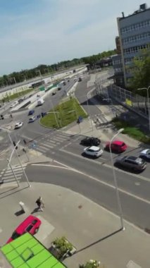 Bu nefes kesici insansız hava aracı görüntüsü sizi Polonya 'nın canlı şehri Varşova' nın üzerinde bir yolculuğa çıkarıyor. Kuşbakışı bakış açısıyla, şehrin sokaklarının koşuşturmasına, ihtişamına tanık olacaksınız.