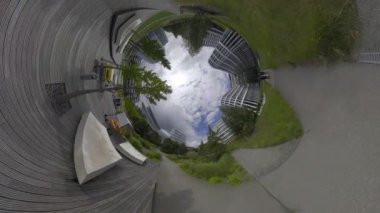Bu nefes kesen 360 derecelik video sizi hareketli bir şehirde sanal bir tura çıkarıyor. Hem gökdelenlerini hem de yemyeşil alanlarını gösteren eşsiz bir perspektif sunuyor. Video başlıyor.
