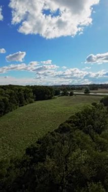 Video yukarıdan nehrin görüntüsüyle başlıyor. Su bulanık yeşil bir renktir ve yemyeşil ağaçlarla çevrilidir. Gökyüzü açık mavi ve beyaz bulutlu. Kamera daha sonra aşağı doğru döner.