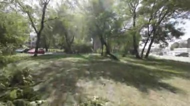 Bu sessiz bir mahallede huzurlu bir yürüyüş. Video, sokakta yürüyen bir kişinin perspektifinden çekildi. Çevre temiz ve bakımlı, çeşitli çeşitleri var.