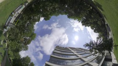 Bu hızlandırılmış video, güneşin doğuşundan batışına kadar şehrin güzelliğini, koşuşturmasını ve koşuşturmasını çekiyor. Kamera yere konumlandırılmış ve gökyüzüne çevrilmiştir. Bu da eşsiz bir bakış açısı sağlar.
