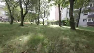 Bu sessiz bir mahallede huzurlu bir yürüyüş. Video, sokakta yürüyen bir insanın birinci şahıs perspektifi. Çevre temiz ve bakımlı, çeşitli çeşitleri var.