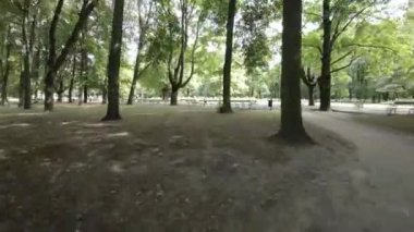 Polonya 'nın Varşova kentindeki bir parktan geçen birinci şahıs görüntüsü. Video bir insansız hava aracının perspektifinden çekildi ve parkların birçok özelliğinin eşsiz bir görüntüsünü sağlıyor. Video şu şekilde başlıyor: