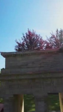 Titizlikle hazırlanmış bir minyatür parkta büyüleyici bir yolculuğa çıkarken kendinizi büyüleyici ve merak dolu bir dünyaya daldırın. Videomuz size eşsiz bir bakış açısı sunuyor.