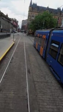 Sheffield, İngiltere 'de bir tramvay yolculuğunun birinci şahıs bakış açısı videosu. Video, tramvayın kameraya yaklaşmasıyla başlıyor ve tramvay şehir merkezinde ilerlerken devam ediyor. Video.