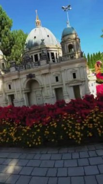 Almanya, Hamburg 'daki Miniatur Wunderland' ın bu büyüleyici video turnesine kendinizi büyüleyin. Bu olağanüstü minyatür dünya ikonik simgeleri canlandırıyor.