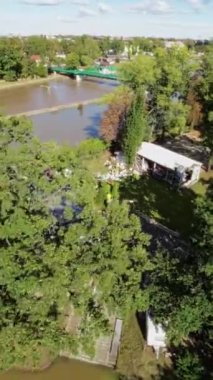 Kendinizi, akan suyun sakinleştirici sesinin ve çevreleyen ağaçların yemyeşil yeşilliğinin bir sükunet ve huzur atmosferi yarattığı bu manzaralı nehir kenarındaki inzivaya çekin.