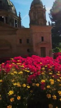 Her karmaşık detayın canlandığı titizlikle hazırlanmış minyatür bir şehirde büyüleyici bir gezinti yapın. Kendinizi küçük binaların, anıtların ve manzaraların olduğu bir dünyaya bırakın.