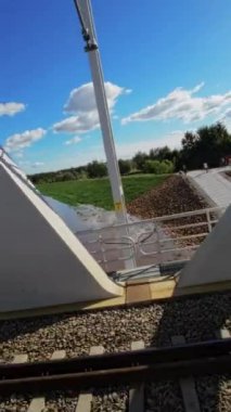 Video, Polonya 'daki Vistula nehri üzerindeki köprünün teftişini gösteriyor. Köprünün geniş bir açısıyla başlıyor, genel yapısını ve çevresini gösteriyor. Kamera daha sonra döner.