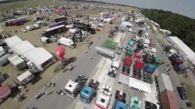 Video, Polonya 'nın Opole kentinde düzenlenen 2016 Ana Kamyon Fuarı' nın kapsamlı bir genel değerlendirmesini sunuyor. Şovda, klasikten modernliğe kadar geniş bir yelpazede kamyonlar ve