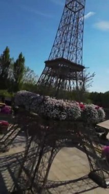 Burası renkli çiçekler ve bitkilerle dolu güzel bir minyatür şehir. Şehir çok detaylıdır ve birçok farklı bina ve yapıya sahiptir. Bir kilise, bir cami, bir kale ve...