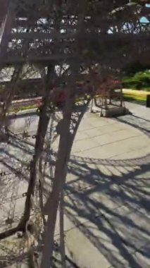 Çek Cumhuriyeti 'nde Eyfel Kulesi' nin 15 ölçekli bir kopyasına ev sahipliği yapan güzel bir parkı gösteren bir video. Park yemyeşil bahçelerle, renkli çiçeklerle ve dolambaçlı yollarla dolu.