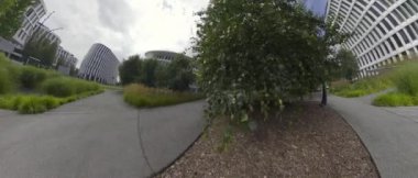 Yeniliğin ve doğanın uyum içinde olduğu modern bir ofis parkının çarpıcı kampüsünde büyüleyici yolculuğumuza katılın. Kapsamlı video turumuz sizi görsel bir maceraya çıkaracak.