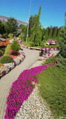 Eyfel Kulesi 'nin kopyası olan güzel bir bahçe. Bahçe renkli çiçeklerle dolu ve kulenin etrafında bir yürüyüş yolu var. Oturabileceğiniz birkaç bank da var.