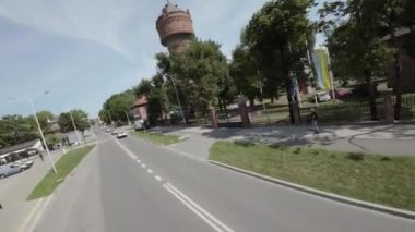 Bu video sizi tarihi bir bölgede barışçıl bir yürüyüşe çıkarıyor. Eski tuğla binalardan modern cam ve çelik yapılara kadar çeşitli mimari tarzlar göreceksiniz. Video mükemmel.