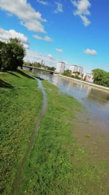 Bu video sizi bir nehrin bulanık sularında doğanın gizli güzelliğini ve gücünü açığa çıkaran bir yolculuğa çıkarıyor. Yeşiller içindeki yemyeşil kıyılardan nehrin derinliklerine kadar, göz kamaştırıcı güzelliğe şahit olacaksınız.