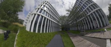 Bu modern bir ofis avlusunda sanal bir tur. Avlu ofis binasının merkezinde yer almaktadır ve dört ofis binasıyla çevrilidir. Avlu yeşil bir alandır.