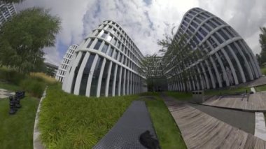 Video, modern bir ofis binasının avlusunda sanal bir tur. Avlu, bir çimen, ağaçlar ve bir gölet de dahil olmak üzere çeşitli özelliklere sahip geniş, açık bir alandır. Bina tamamen...