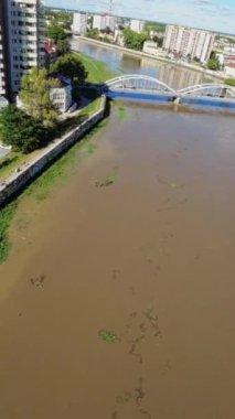 Bu hava görüntüsü, Polonya 'nın Varşova kentindeki Vistula Nehri boyunca meydana gelen selin büyüklüğünü gösteriyor. Nehir kıyılarını patlattı ve caddeler, parklar ve binalar da dahil olmak üzere çevre bölgeleri sular altında bıraktı.