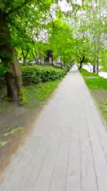 Kendinizi doğanın sükunetine bırakın. Bu büyüleyici videoyla nefes kesen ahşap patika boyunca sakin bir yürüyüş yapın. Etrafınız yemyeşil ve kuş cıvıltılarıyla çevrili olacak.